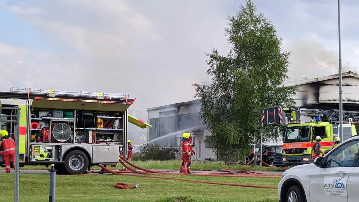 Zahlreiche Feuerwehren, auch aus Nachbarorten, sind mit der Brandbekämpfung beschäftigt. Verschieden Ansichten des brennenden Gebäudes und der Einsatzkräfte.